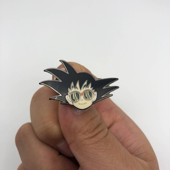 Goku Chillin Pin - Picture 2 of 4